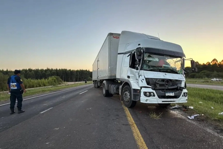 Dram&aacute;tico rescate en Ruta 14: conductor qued&oacute; atrapado tras un violento choque