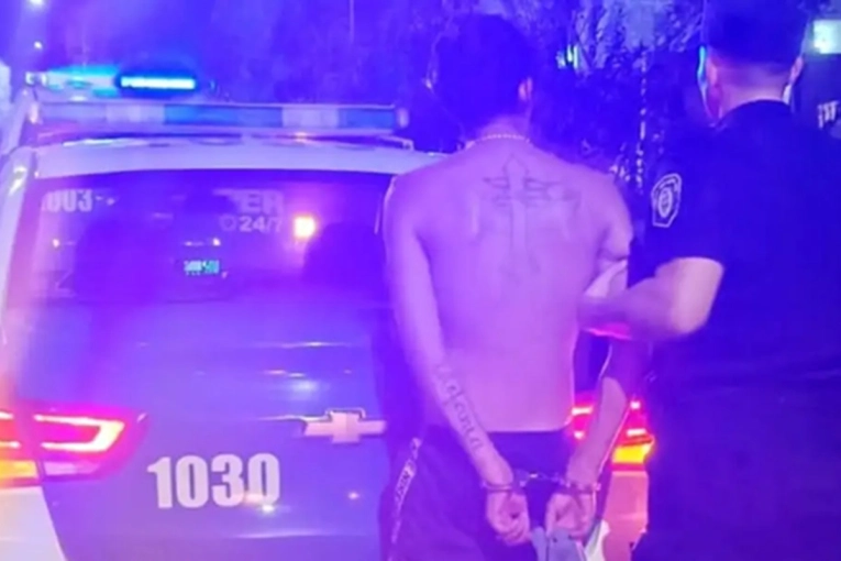 Un joven gatill&oacute; tres veces, le dispar&oacute; en el pecho a una vecina y fue detenido
