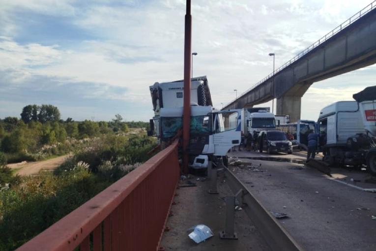 Impresionante choque en el puente Urquiza: un cami&oacute;n qued&oacute; colgado de la baranda de contenci&oacute;n
