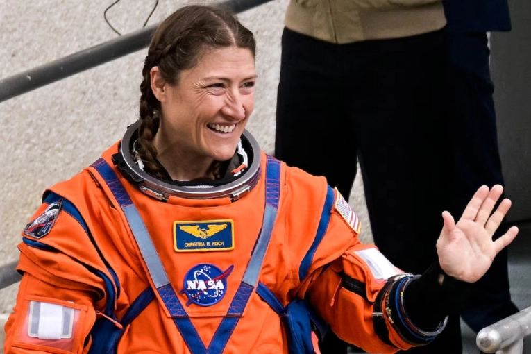 Christina Koch har&aacute; historia como la primera mujer en viajar a la Luna