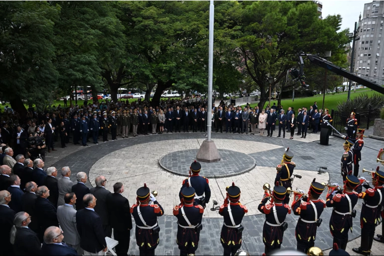 El Presidente anticip&oacute; un reconocimiento especial para los veteranos y prometi&oacute; mejoras salariales para las Fuerzas