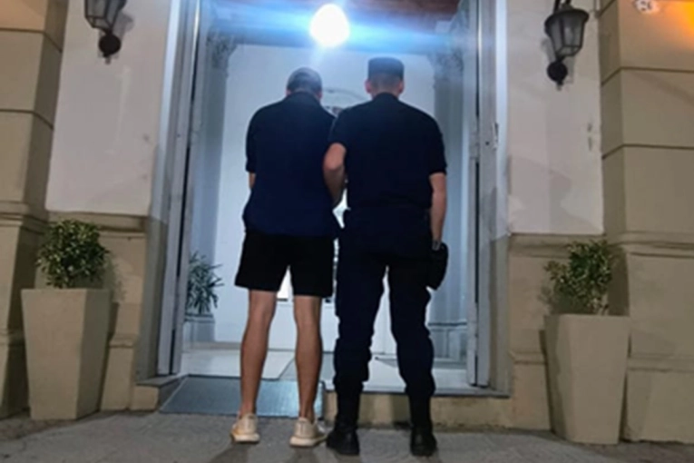 Lo descubrieron con botellas ocultas entre la ropa y termin&oacute; detenido en un supermercado