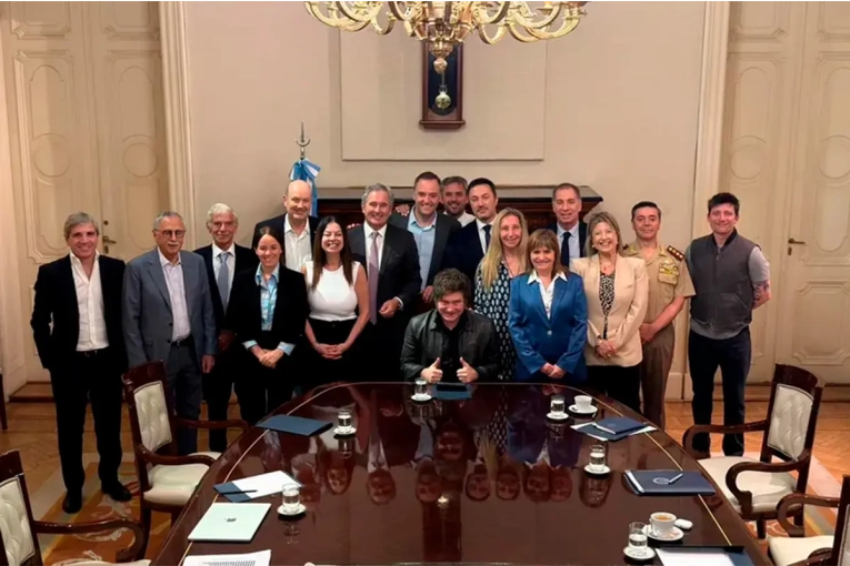 Milei se re&uacute;ne el lunes con sus funcionarios y  buscar&aacute; retomar la iniciativa pol&iacute;tica con su gabinete