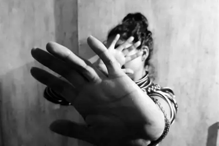 Una mujer permanece en estado cr&iacute;tico tras ser atacada por su pareja