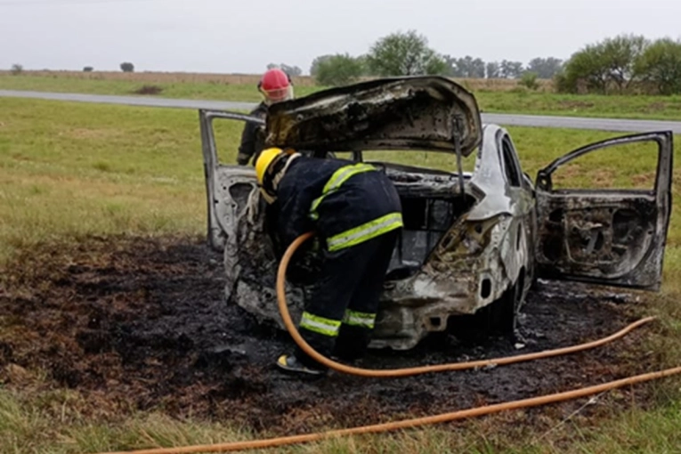 Un auto se incendi&oacute; en la Ruta 14 tras tocarse con un cami&oacute;n que termin&oacute; despistado
