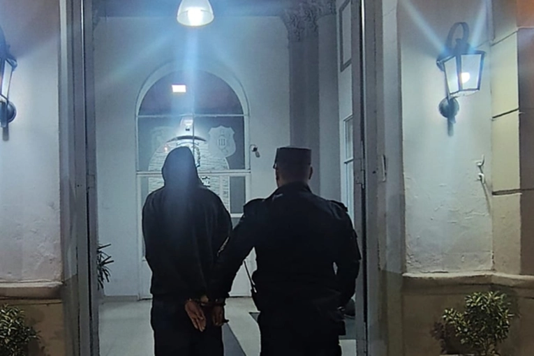 Amenaz&oacute; a su vecina, enfrent&oacute; a la Polic&iacute;a y termin&oacute; detenido