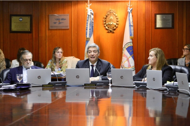 Sorpresiva presencia de Rosatti en el Consejo de la Magistratura donde se debate el reglamento de concursos
