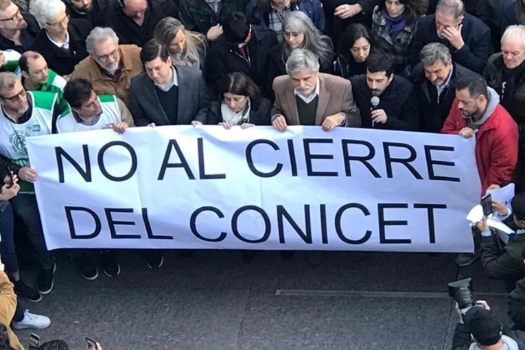 El sistema cient&iacute;fico perdi&oacute; 1580 investigadores y la inversi&oacute;n en ciencia cay&oacute; a su m&iacute;nimo hist&oacute;rico