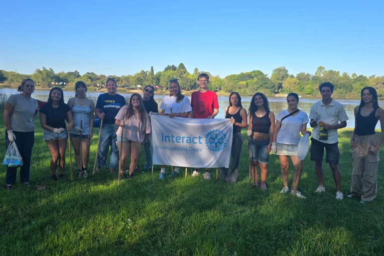Adolescentes llevaron adelante una jornada de limpieza de la orilla del R&iacute;o Gualeguaych&uacute;