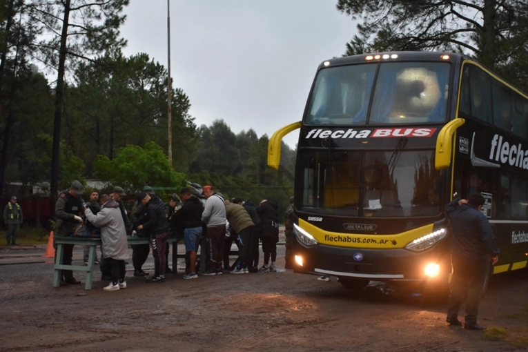 Gendarmer&iacute;a y la Polic&iacute;a de Gualeguaych&uacute; custodiaron el pase de 10 micros de Platense