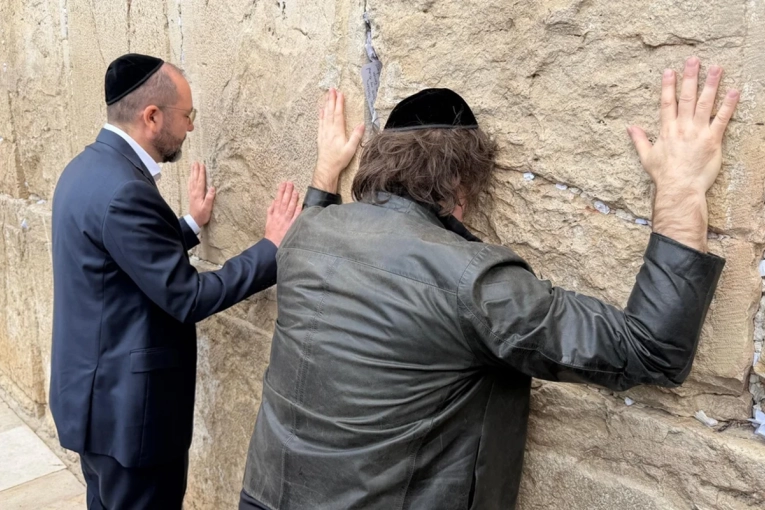 Javier Milei lleg&oacute; a Israel y pas&oacute; por el Muro de los Lamentos