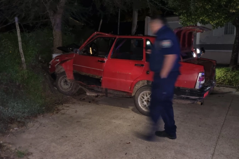Siete j&oacute;venes resultaron con lesiones tras chocar contra un &aacute;rbol