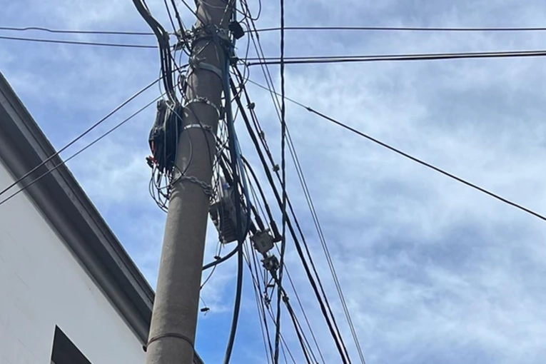 Intentaba robar cables y provoc&oacute; una explosi&oacute;n en plena calle: fue detenido in fraganti