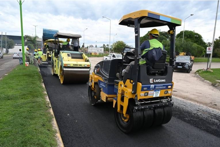 Trabajan en el refuerzo estructural con mezcla asf&aacute;ltica en el Boulevard Pedro Jurado
