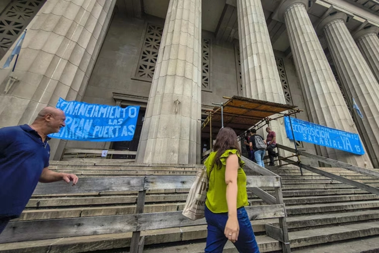 Marcha universitaria: Una renuncia docente cada dos d&iacute;as y los hospitales sin fondos