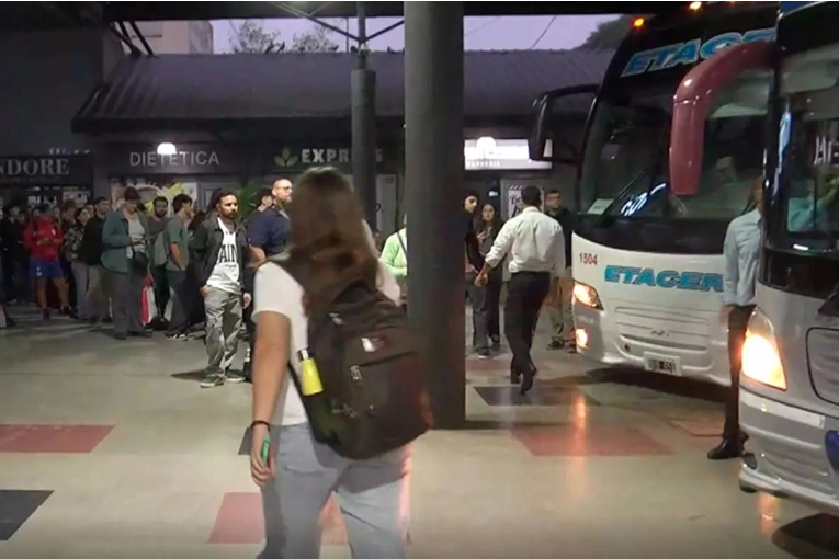 Se reanud&oacute; el servicio de colectivos en la terminal de Paran&aacute; tras el sorpresivo paro