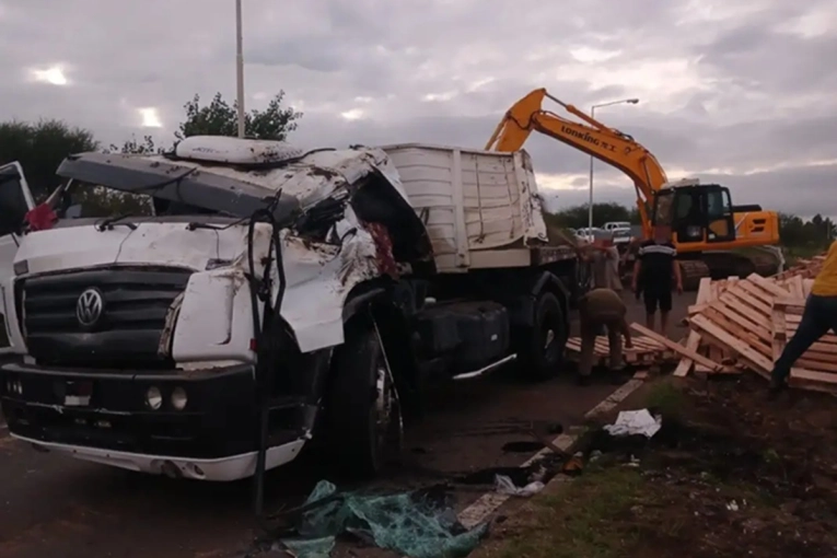 Volc&oacute; un cami&oacute;n con maderas en la Ruta 14: el chofer tuvo que ser rescatado