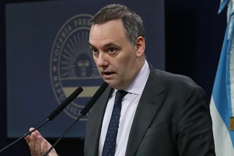 La Justicia archiv&oacute; una causa contra Adorni por el uso de un avi&oacute;n oficial y el Gobierno lo celebr&oacute; en redes