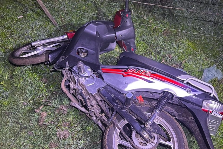 Secuestran una moto abandonada en la v&iacute;a p&uacute;blica tras la fuga de sus ocupantes