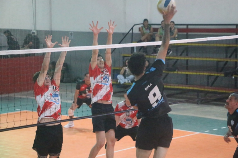 Intensa doble jornada de v&oacute;ley municipal con gran convocatoria de p&uacute;blico