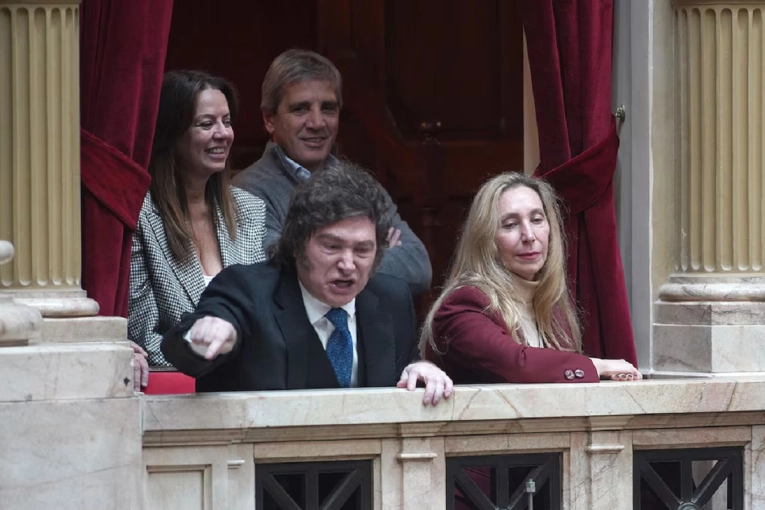 &ldquo;Ustedes son los asesinos&rdquo;: Milei se pele&oacute; con diputados de la izquierda y critic&oacute; a los periodistas