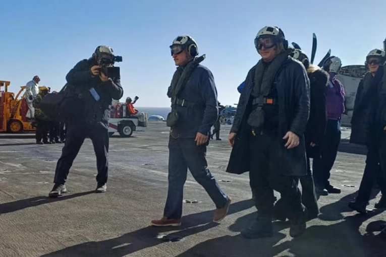 Milei particip&oacute; en maniobras navales a bordo del portaaviones USS Nimitz