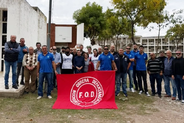 Los gremios recordaron a la clase obrera con flores y memoria en el Cementerio Norte
