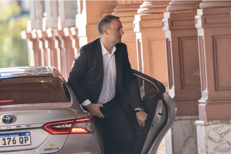 Adorni retoma las conferencias y Milei apuesta a su continuidad