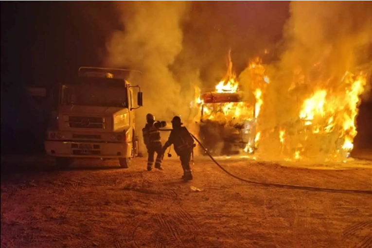 Dos camiones quedaron destruidos tras incendiarse en la Ruta 42