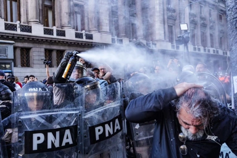 Reabren la causa por la represi&oacute;n a jubilados y desplazan a los jueces federales