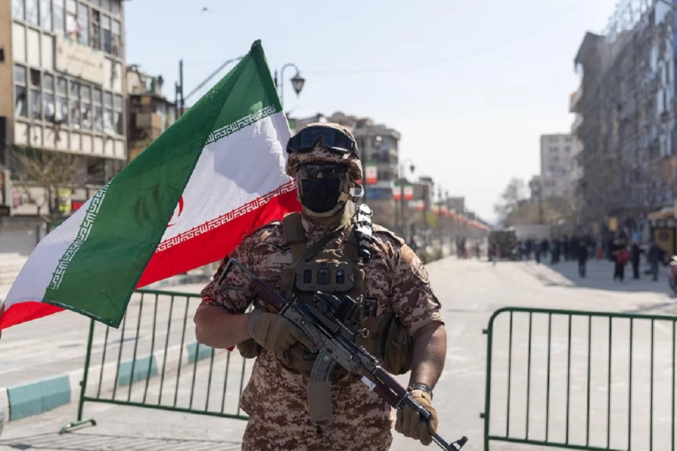 Ir&aacute;n amenaza con represalias en el estrecho de Ormuz y EE.UU. refuerza su presencia naval