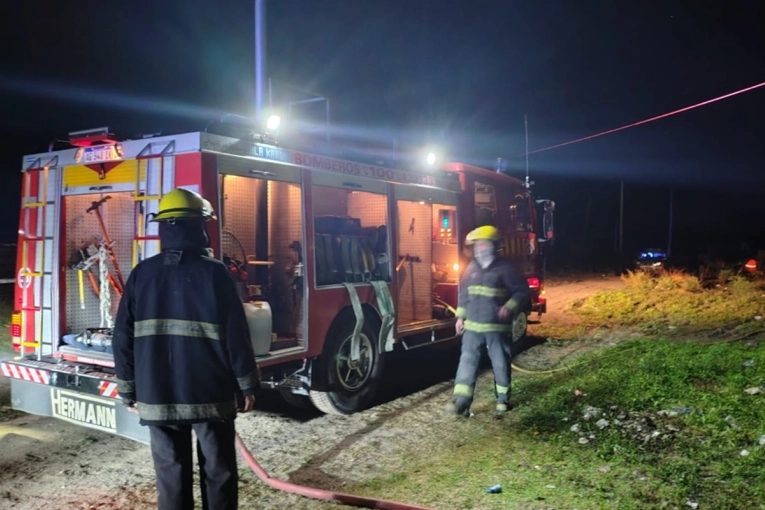 Un importante incendio en la madrugada destruy&oacute; una casilla de madera en Los Espinillos