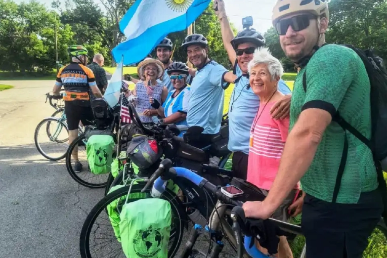 Una caravana de bicicletas, banderas y baile: as&iacute; recibieron a los biciviajeros de Gualeguaych&uacute; en el final de su traves&iacute;a por 17 pa&iacute;ses