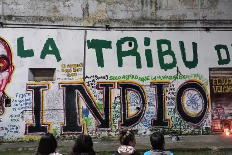 Fan&aacute;ticos despidieron al Indio Solari con un emotivo homenaje en Gualeguaych&uacute;
